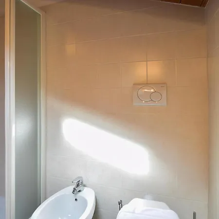 1 Bedroom Beautiful In Appartamento Domaso